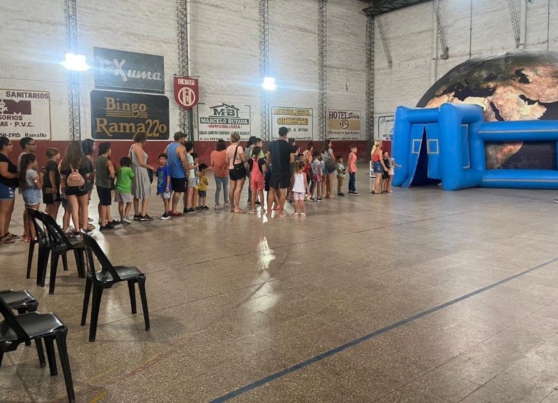 El Planetario Móvil es un domo o carpa en forma semi esférica que permite simular la bóveda celeste con todos los astros del universo y diferentes actividades en 360 grados.