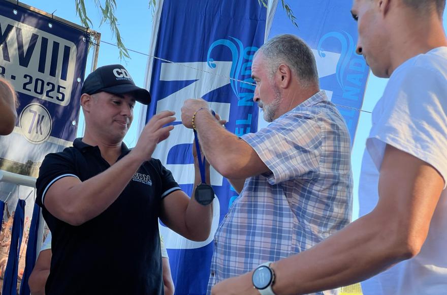 Entrega de premios a cargo del intendente Poletti.