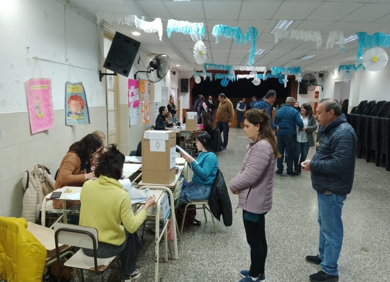 La multiplicidad de boletas también complicó los tiempos de la votación, la gran cantidad de boletas y la distribución dentro del cuarto oscuro trajo sus complicaciones.