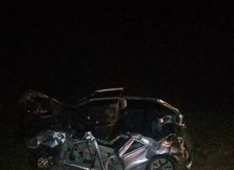 Como consecuencia del impacto el conductor del auto, un hombre de 41 años falleció en el lugar, mientras que el conductor del camión resultó ileso.