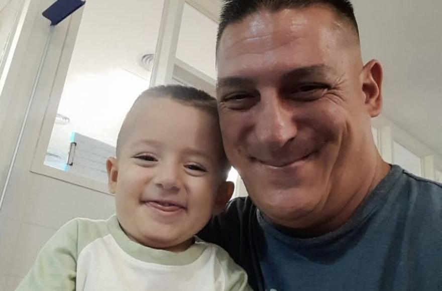 Felipe junto a su papá.