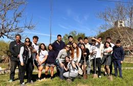 Campaña de forestación con escuelas del distrito