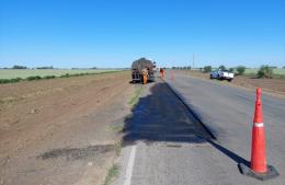 Frenan la obra de bacheo del Camino de la Costa