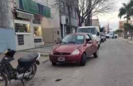 Choque entre moto y auto en Avenida San Martín