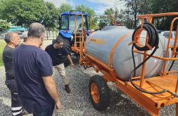 El municipio suma regador y un tractor con máquina para fumigar