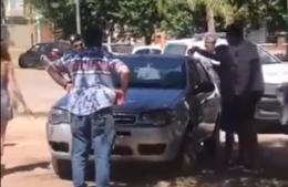 Rescatan a un niño encerrado en un auto