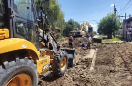 Continúan las obras de cordón cuneta en barrios de Ramallo y Villa General Savio