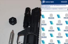 Le disparó a su compañero de trabajo con una pistola de aire comprimido y terminó detenido